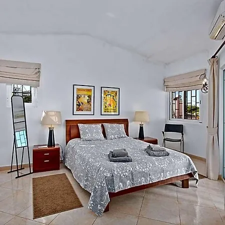 Villa Sleeps 6 With Pool Air Con And Wifi Vilamoura