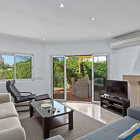 Villa Sleeps 6 With Pool Air Con And Wifi *