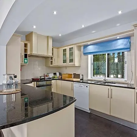 Villa Sleeps 6 With Pool Air Con And Wifi Vilamoura