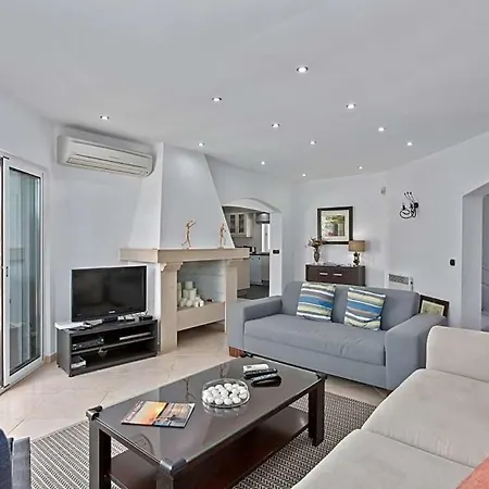 Sleeps 6 With Pool Air Con And Wifi