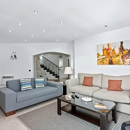 Sleeps 6 With Pool Air Con And Wifi