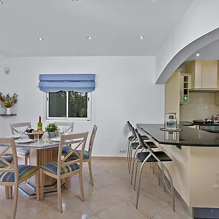 Villa Sleeps 6 With Pool Air Con And Wifi